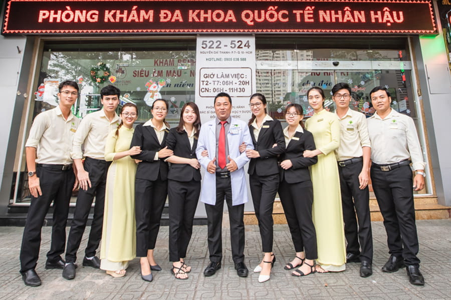hinh-anh-nhaNhân viên phòng khám cùng Giám đốc Nhân Hậu Clinicn-hau-13