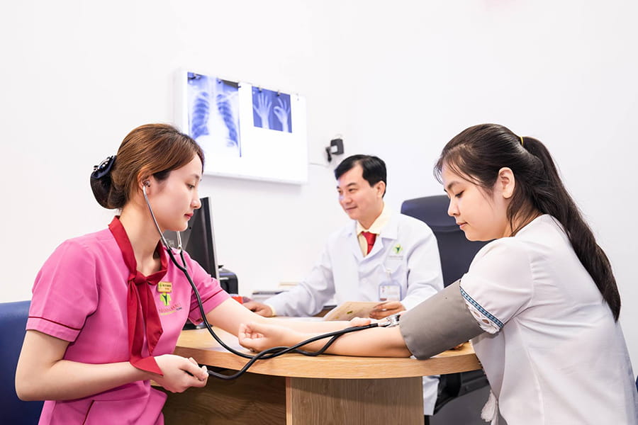 Đo huyết áp trước khi khám bệnh
