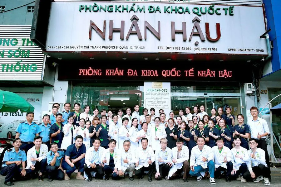 Tập thể nhân viên Nhân Hậu Clinic